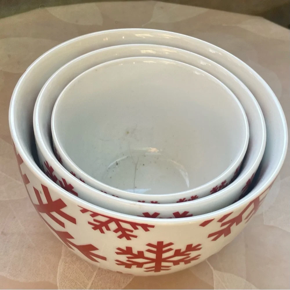 Crate & Barrel Nesting Snowflake Christmas Bowls. Set of 3.